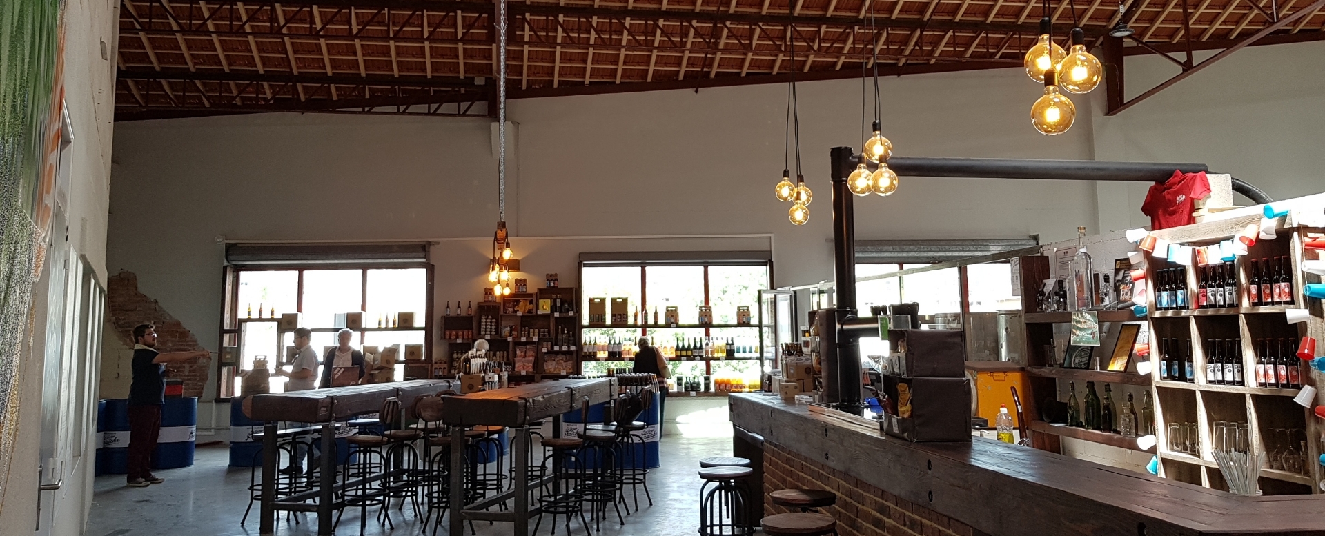 Intérieur d’un bar : commerce conçu par L2G cabinet d'architecte à Béziers dans l’Hérault