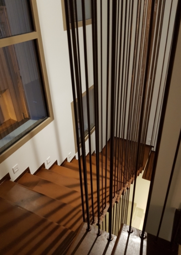 Intérieur d’une villa avec escalier réalisé par L2G, agence d’architecte près de Valras