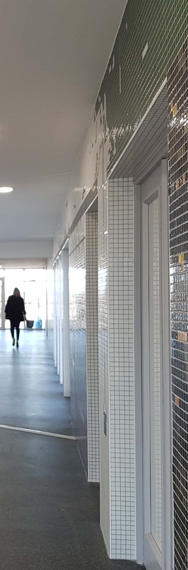 Couloir d’un local d’activité conçu par L2G cabinet d'architecte près de Valras dans l’Hérault