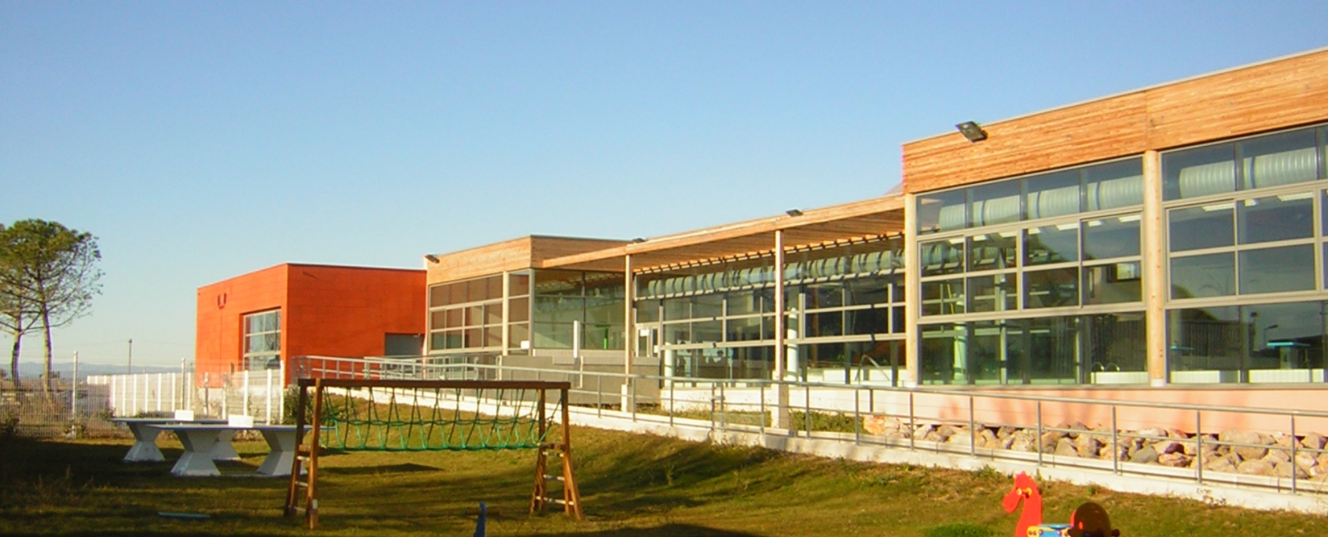 Façade d’un équipement sportif conçu par L2G cabinet d'architecte près de Valras dans l’Hérault